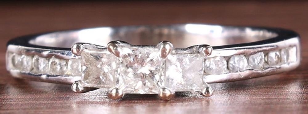 Lot 235382: 14K WHITE GOLD LADIES RING W/ PRINCESS DIAMONDS