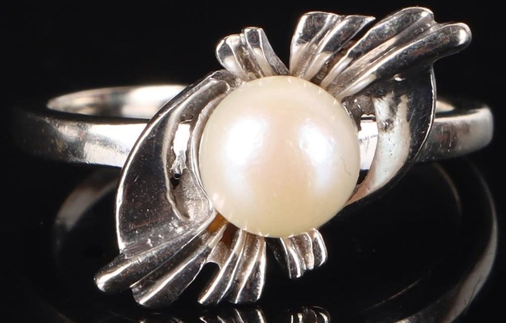 Lot 235412: 10K WHITE GOLD LADIES RING W/ GENUINE WHITE PEARL