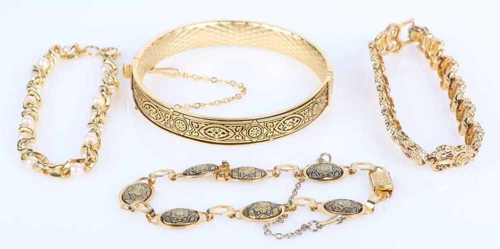 Lot 235432: BEAUTIFUL VINTAGE GOLD TONE LADIES BRACELETS (4)