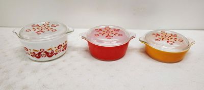 Pyrex. bowl set with lids good condition Dimensions: 4 x 12 x 17 in