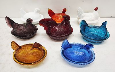 hen on nest. 8 pieces good condition Dimensions: 6 x 17 x 26 in