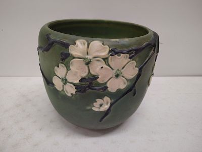 roseville. 1920s jardiniere planter good condition Dimensions: 10 x 12 x 12 in