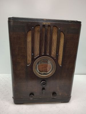 radio. Philco radio not sure if it works or not Dimensions: 22 x 17 x 15 in