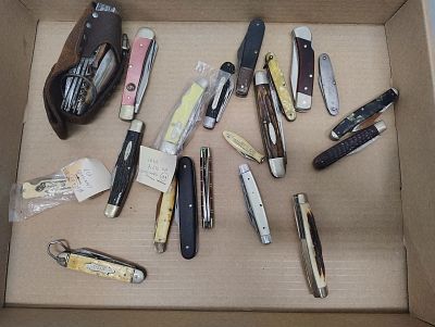 knives. 20 misc. pocket knives Dimensions: 5 x 5 x 5 in