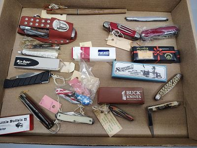 Knives. approx. 18 pocket knives Dimensions: 6 x 6 x 6 in