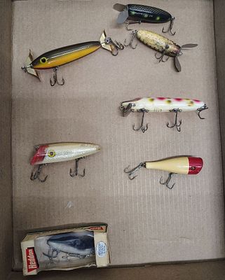 Fishing items. 4 wooden lure 3 plastic lures heddon creek chub and more Dimensions: 7 x 7 x 7 in