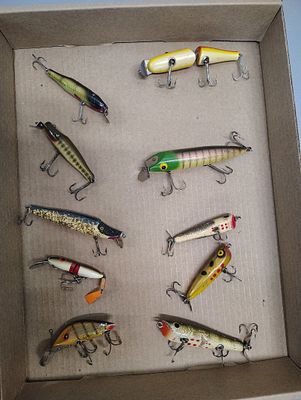 Fishing items. 3 creek chubs south bend rinehart jinx total of 10 lures Dimensions: 2 x 7 x 8 in