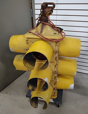 Traffic light. 4 way traffic light does work Dimensions: 41 x 29 x 29 in