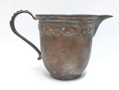כלי לחלב עתיק- ראשית המאה עשרים. נחושת בציפוי כסף. חתום בתחתית. גובה: 9 ס"מ