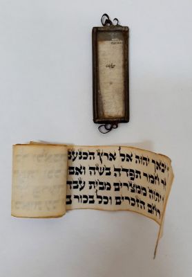 לוט 2 פרטי יודאיקה - מזוזה מיניאוטורית עם בית מזוזה מפח עשוי עבודה עממית. קלף תפילין ישן.
מידות 