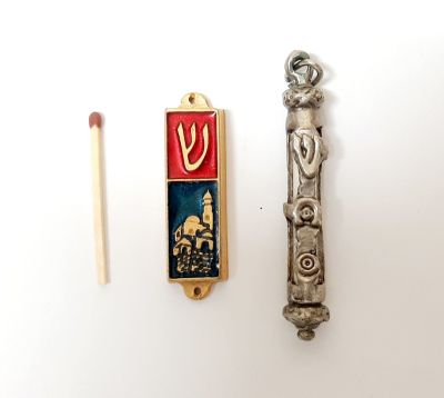 לוט 2 מזוזות מיניאטוריות (הגפרור לצורך המחשת הגודל) 
גודל המזוזה הקטנה: 16 ס"מ
הימני משמש לצורך 