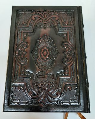 סידור עם עבודת עור מרשימה (100% עור) נתון בתוך המארז המקורי -מצב הסידור חדש, לא נעשה בו שימוש. 