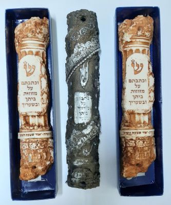 לוט 3 מזוזות גדולות מימדים עשויות אבן. אורך: 26/27 ס"מ