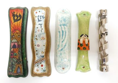 לוט 5 מזוזות אומנותיות עשויות קרמיקה, עץ וחומרים אחרים. חלקם חתומים בגבם ע"י האמנים. אורך 