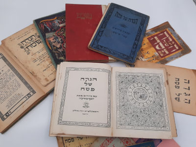 13 הגדות - מצבים משתנים
. אגדה ארץ ישראלית לפסח עם 12 תצלומים מהארץ - הגדה דפוס התחיה ירושלים - 