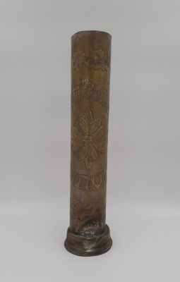 פגז עתיק עשוי פליז - מעוטר בעבודת ריקוע של אמן יפיפיה - פגז הוסב לנרתיק למגילת אסתר. עבודה 