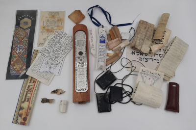 לוט קמעות איכותיים - לוט קמעות עשויים מחומרים שונים, חלקם מקלף ישן