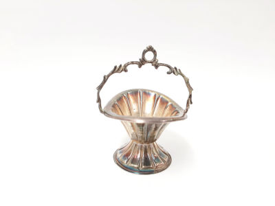 סלסלת כסף קטנה. חתומה כסף 800 משקל: 18 גרם.
גובה: 7 ס"מ.