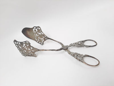 מלקחיים כסף ישנים. מעוטרים היטב. כסף נבדק. 
משקל: 64 גרם