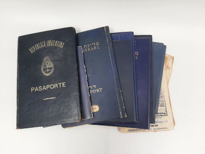 אוסף דרכונים ישנים. אוסף דרכונים ישראלים ישנים. דרכון אחד של בחור ישיבה מארגנטינה. 2 פנקסים דמוי 