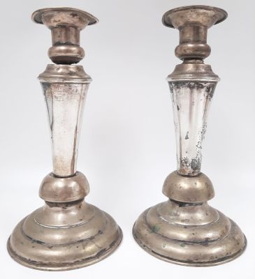 פמוטי כסף 833 ישנים. 
גובה: 17 ס"מ.
משקל: 224 גרם.