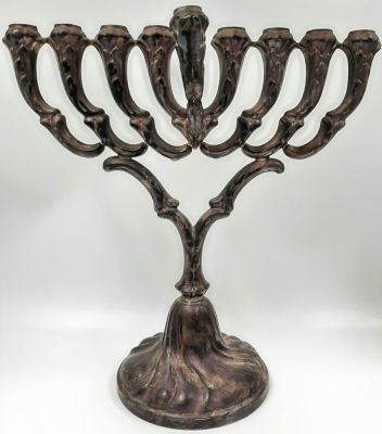 חנוכיה כסף 925 דוגמת הצורפים.
חנוכיה איכותית ומרשימה. גובה: 28 ס"מ משקל: 336 גרם.