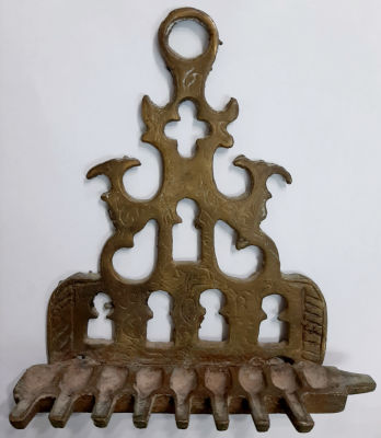 חנוכייה עשויה נחושת ישנה, שנות ה-50.
גובה: 16 ס"מ