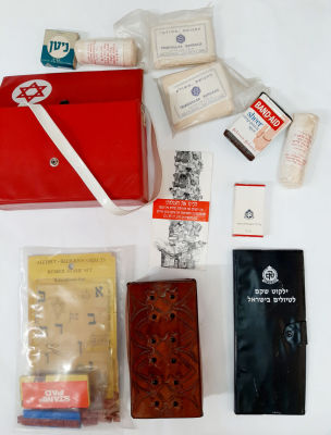 לוט גדול ומעניין של פריטים ישנים וישראלים שונים. לוט רחב ישראליאנה ועוד. שווה לראות תמונות 