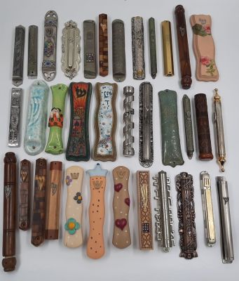 לוט גדול של 35 מזוזות שונות עשויים חומרים שונים. מתכות שונות, קרמיקה, עץ ועוד. פריטים שונים 