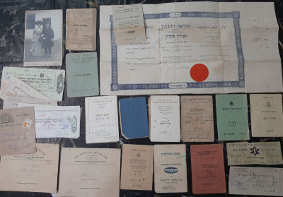 לוט גדול של ניירת - המחאות -מעטפות - פנקסים שונים ועוד. כ-26 פריטים שונים. לוט מציאה!