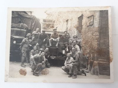 משה שרת - תצלום בריגדה מתואר מאחור ביקורו של משה שרת, לא הצלחנו להבין אם משה שרת בתמונה.
לכלוך 