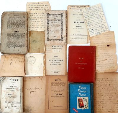 לוט פרטי נייר שונים, יודאייקה, כולל כתבי יד שונים, ספרים קטנים ועוד. כתב יד מעניין על הוצאת ספר 