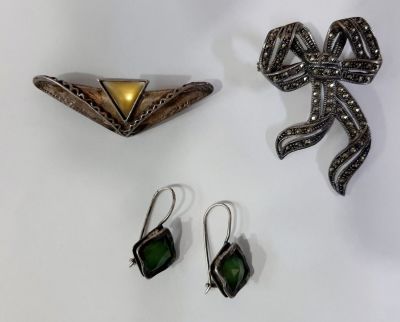 לוט 3 פריטי כסף איכותים!
2 סיכות כסף מרשימות. זוג עגילי כסף משובצות באבן.