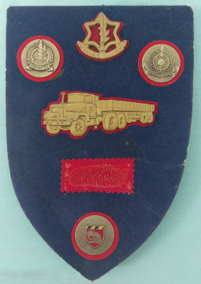 מעמד עם סמלי צה"ל