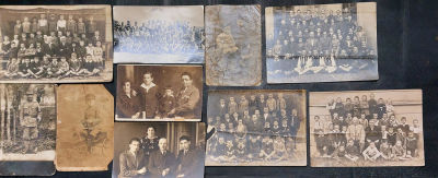 לוט צילומים היסטורים של משפחה יהודית, בינהם צילומים קבוצתיים שונים. סך הכל 10 צילומים.