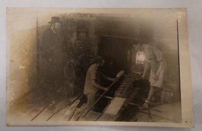 אופים לחם בישוב הישן בארץ ישראל, תצלום מיוחד מאוד!
מידות התצלום: 14&times;9 ס"מ
מאחור חתימת חותמת של 