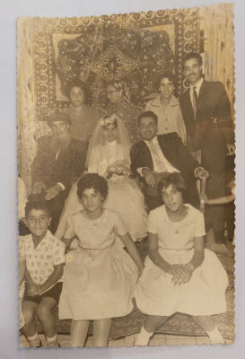 תצלום חתונה מיוחד של משפחה יהודית, אולי קווקזים או בוכרים?
מידות התצלום: 9x13.5 ס"מ
מאחור חתימת 