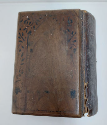 סידור קטן עם כריכת עץ זית. סידור שפת אמת הודפס בפיעטרקוב תרע"ז בדפוס והוצאת ר' מרדכי צעדערבוים 