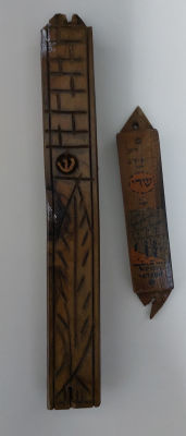 לוט 2 מזוזות עץ ישנות, 
אחת עם איור של הכותל, יתכן בצלאל.
מצב כפי שנראה. לאספנות.
