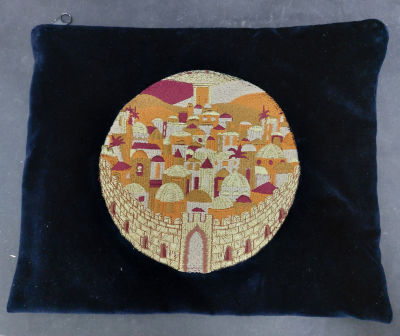 כ-14 כיסויי תפילין וטלית...
רובם במצב טוב. מצבים משתנים.