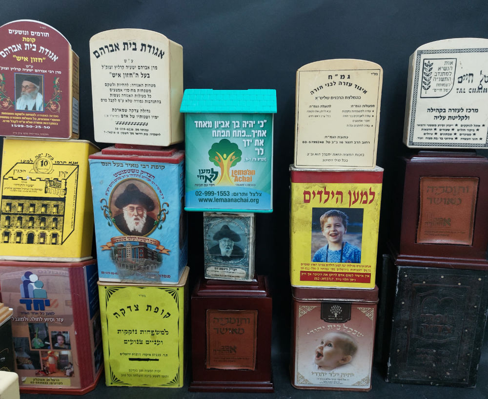 לוט 28 קופות צדקה - עשויות פח, פלסטיק ועוד... של אירגונים שונים חלקם ישנים ועוד...
לוט גדול לאספנים!