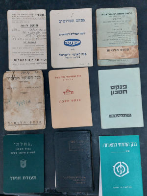 אוסף פנקסי בנקים ישנים. חלקם אינם שכיחים