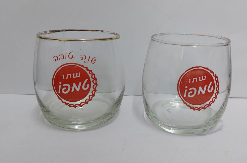 2 כוסות של חברת טמפו "שתו טמפו" אחת עם כיתוב נדיר "שנה טובה" מצב כחדש!