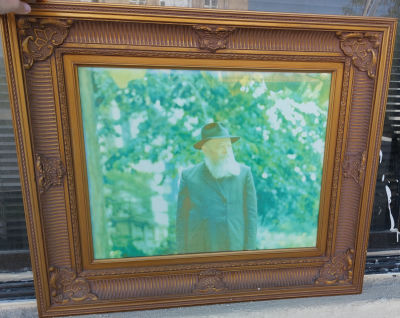 תמונה גדולה של הרבי הרב מנחם מנדל שניאורסון עם מסגרת מפוארת.
מידות: 60X70 ס"מ כולל מסגרת. 