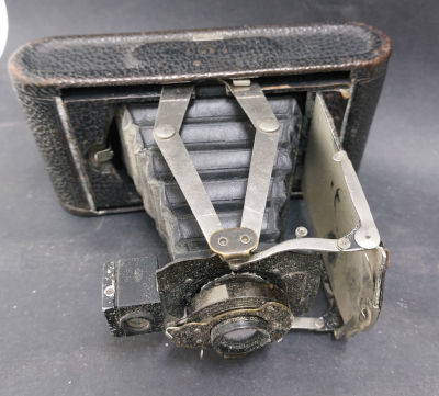 מצלמה ישנה ומיוחדת נפתחת כאקורדיון