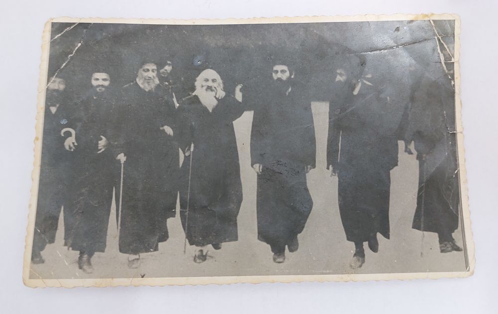 תצלום ישן של אדמו"רים ורבנים