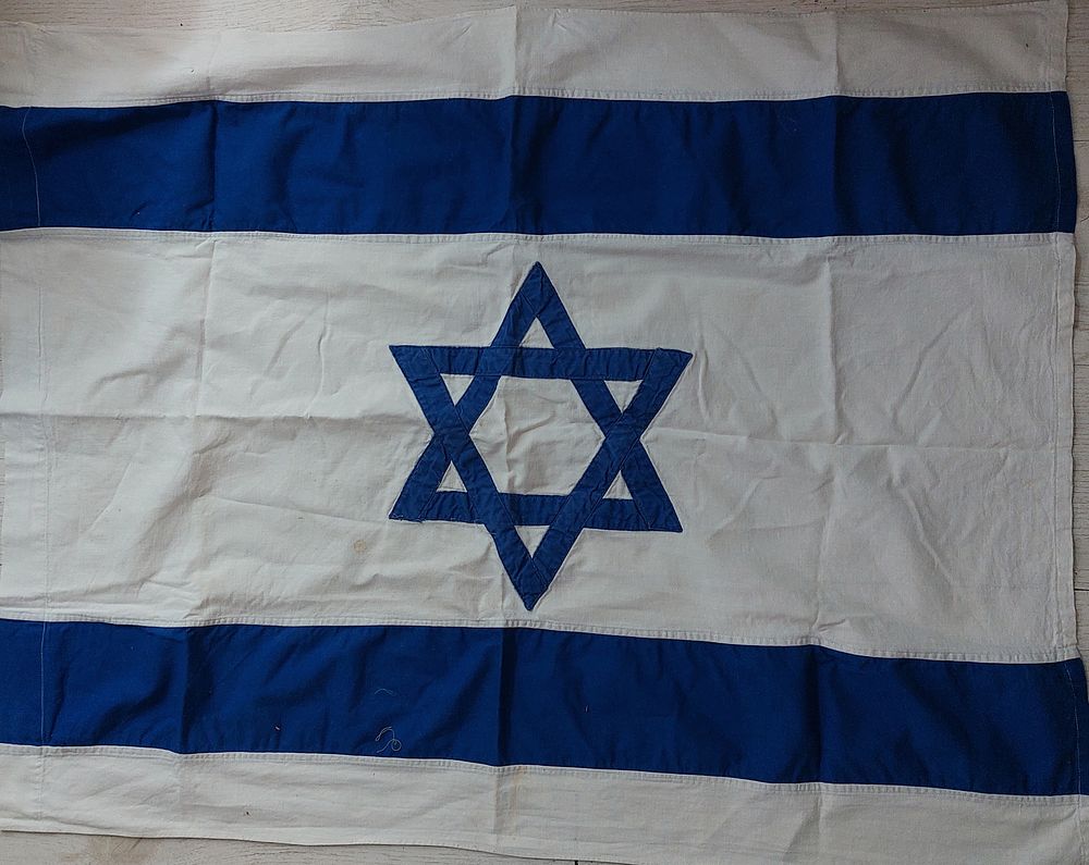 דגל ישראל אמיתי מבד. מידות: 78X97 ס"מ בקירוב 
כתמי זמן