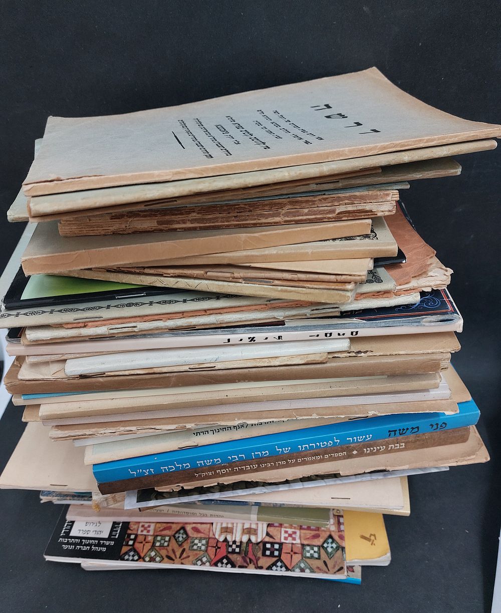 אוסף גדול של ספרונים וחוברות - למעלה מ-50 פריטים! חוברות ביוגרפיות ועוד. כדאי לעבור על הפריטים 