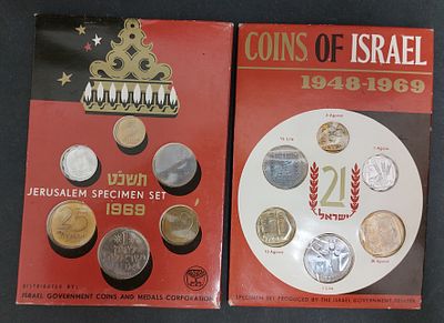 2 מארזי מטבעות ישראלים ישנים. מעט עקמומיות לאריזה