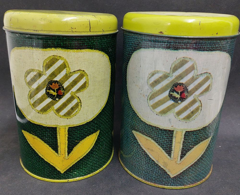 לוט 2 קופסאות פח ישנות.
. 17 ס"מ גובה, קוטר 11 ס"מ בקירוב. 
דהייה באחת הקופסאות